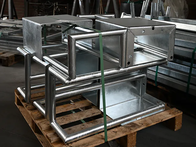 Vers verzinkt stalen frame op een pallet in de hal