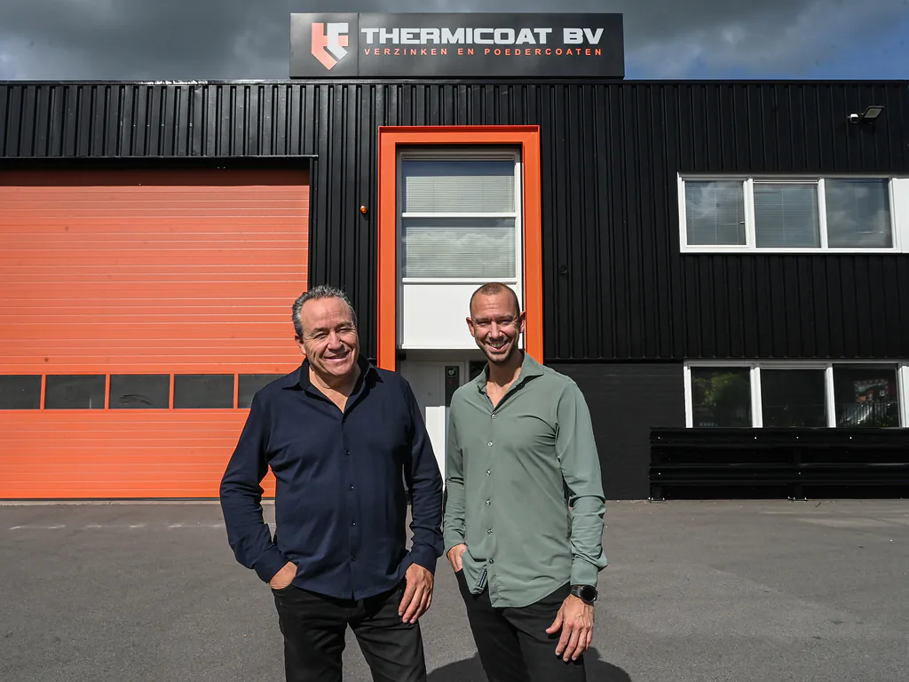 Erwin en Martin, de eigenaren van Thermicoat, voor het bedrijfspand in Brummen