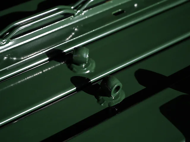 Close-up van een groen gepoedercoat kokerprofiel met gladde, dekkende laklaag